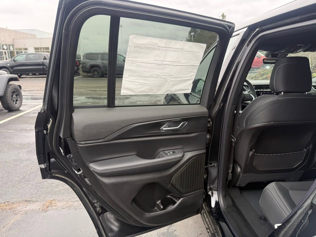 New 2025 Jeep Grand Cherokee Laredo w/ Luxury Tech Group I image 34