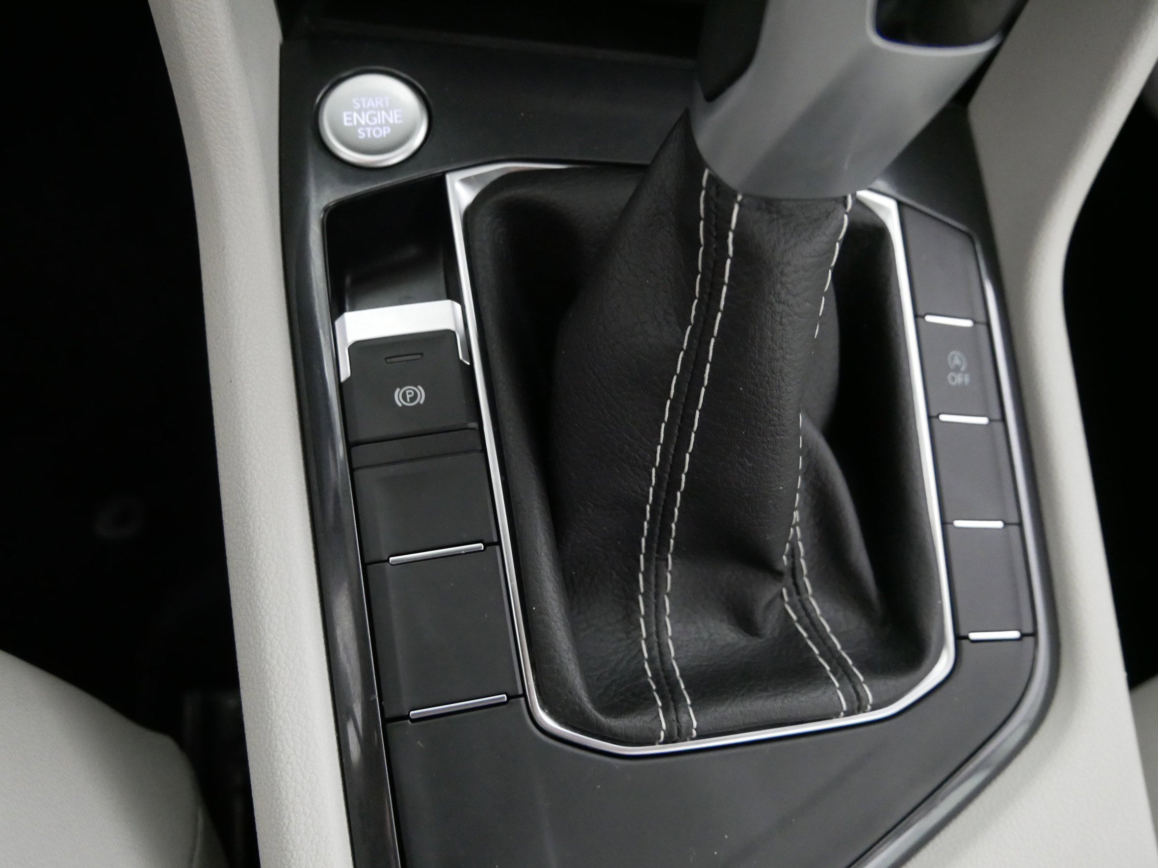 Used 2023 Volkswagen Tiguan SE w/ Panoramic Sunroof Package image 30