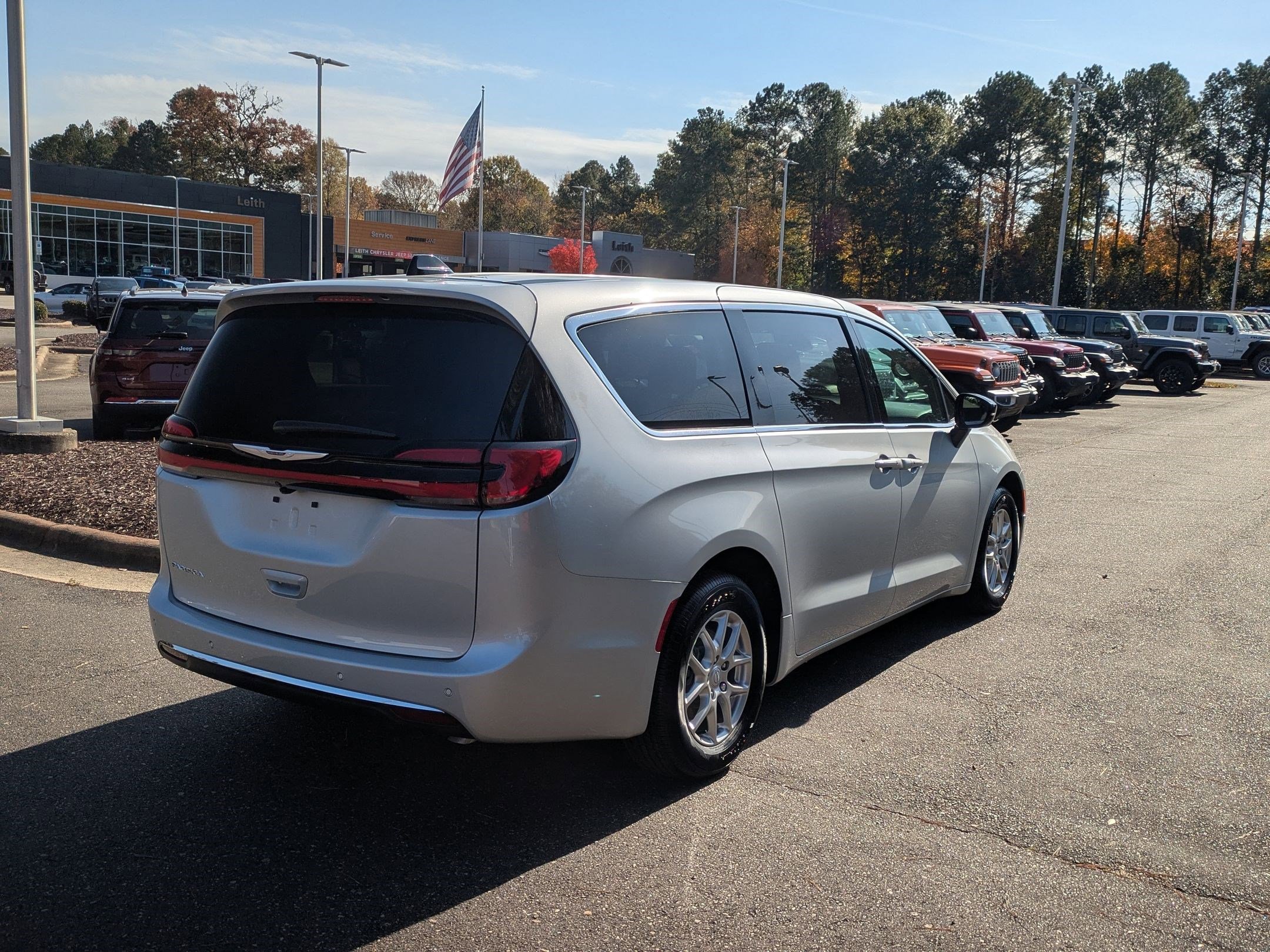 New 2026 Chrysler Pacifica Select image 5
