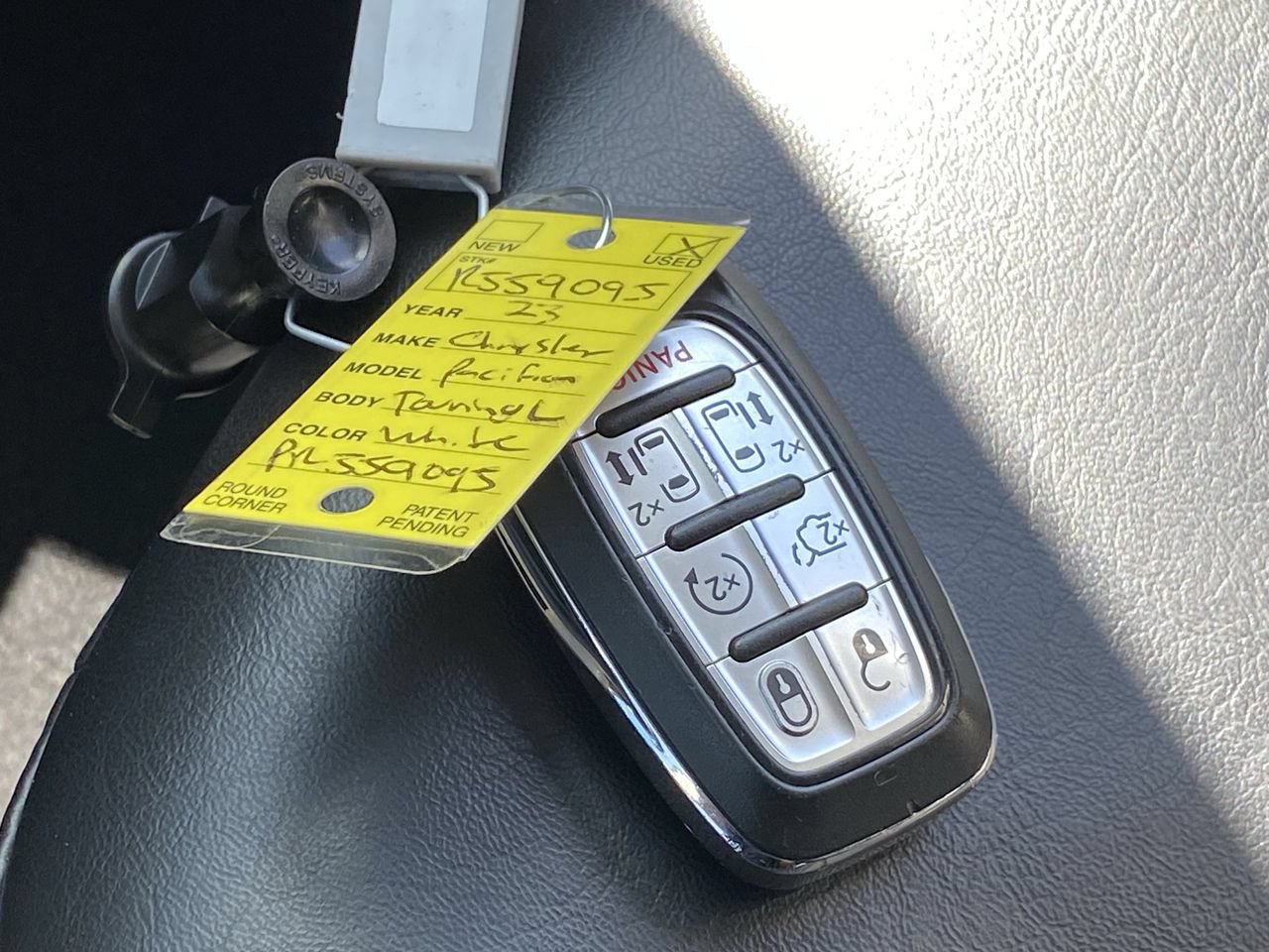 Used 2023 Chrysler Pacifica Touring-L FWD image 11