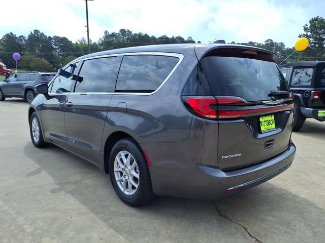 Used 2023 Chrysler Pacifica Touring-L FWD image 4