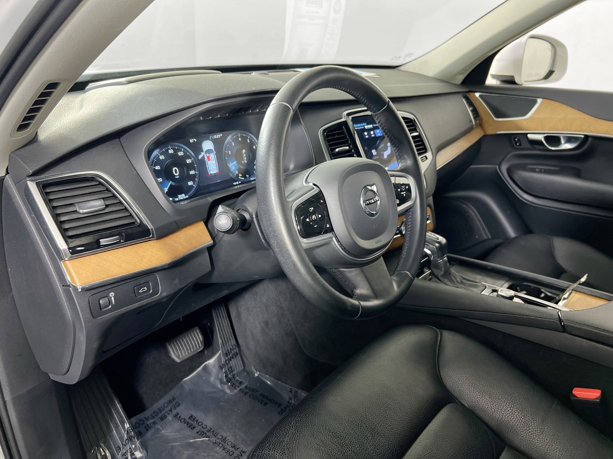 Used 2022 Volvo XC90 T6 Momentum w/ Advanced Package image 9