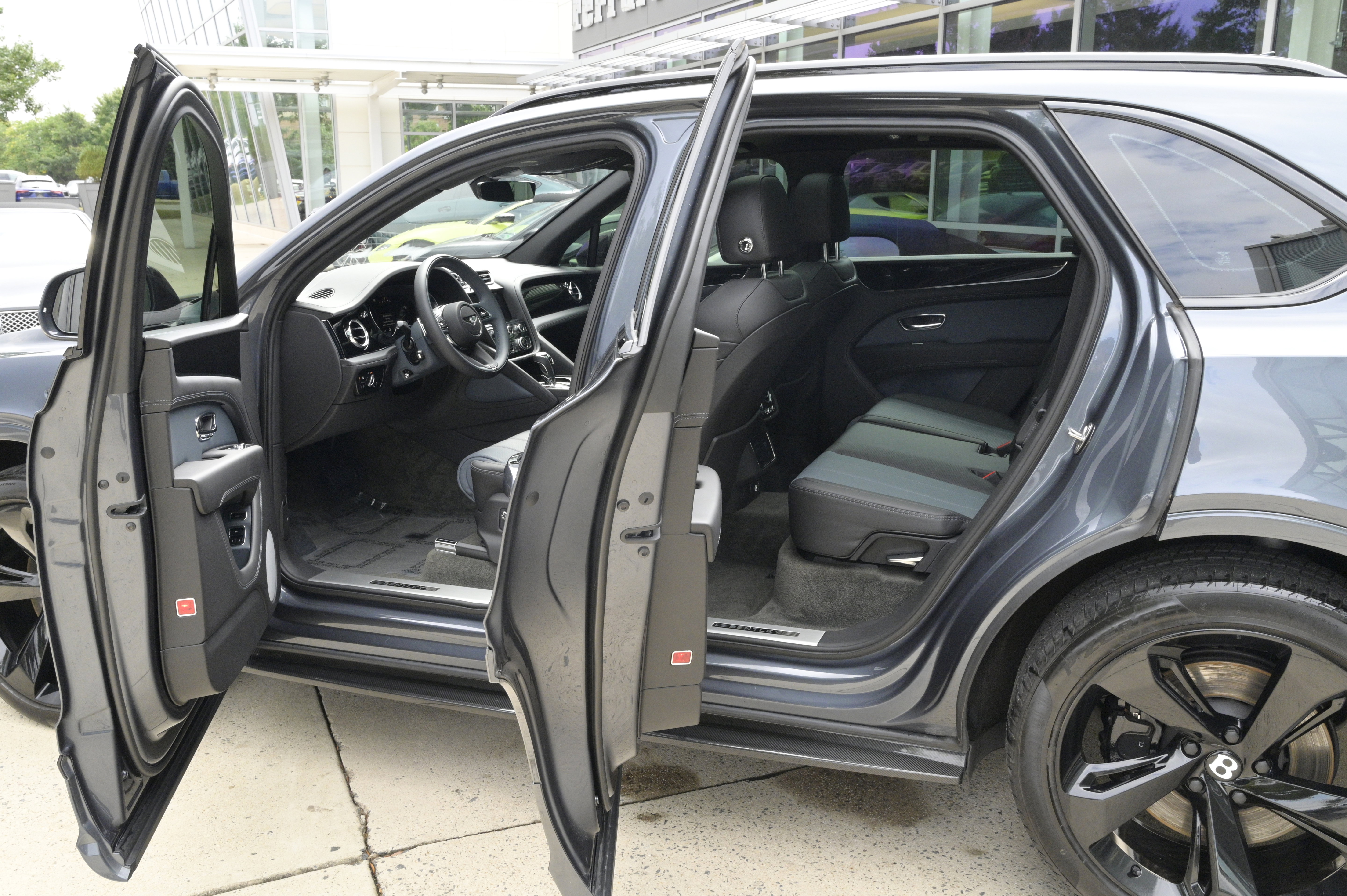 Used 2021 Bentley Bentayga AWD/4WD image 34