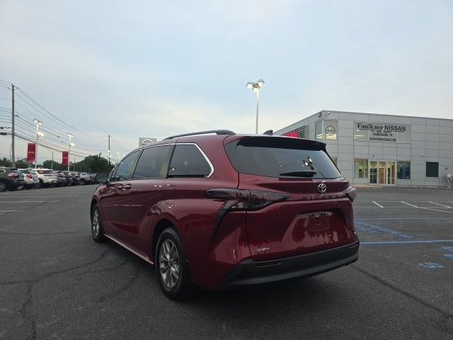 Used 2026 Toyota Sienna XLE FWD image 7