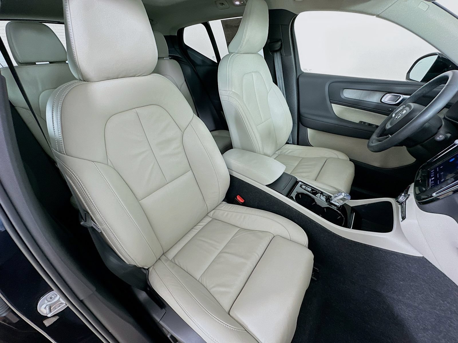 Used 2023 Volvo XC40 B5 Plus w/ Driver Assist Package AWD/4WD image 46