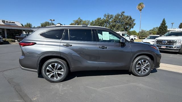 Used 2022 Toyota Highlander XLE AWD/4WD image 3