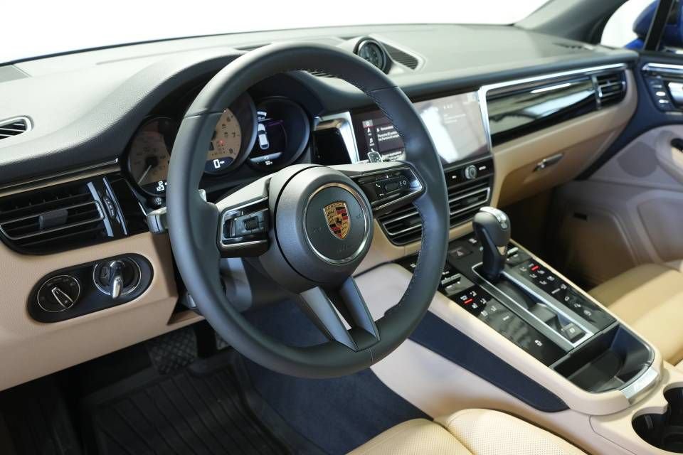 Certified 2026 Porsche Macan AWD/4WD image 4