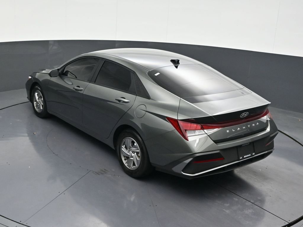 Used 2025 Hyundai Elantra SE image 17