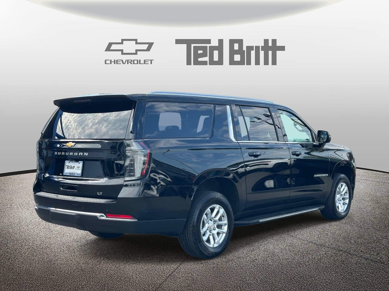 Used 2026 Chevrolet Suburban LT w/ Comfort Package AWD/4WD image 4