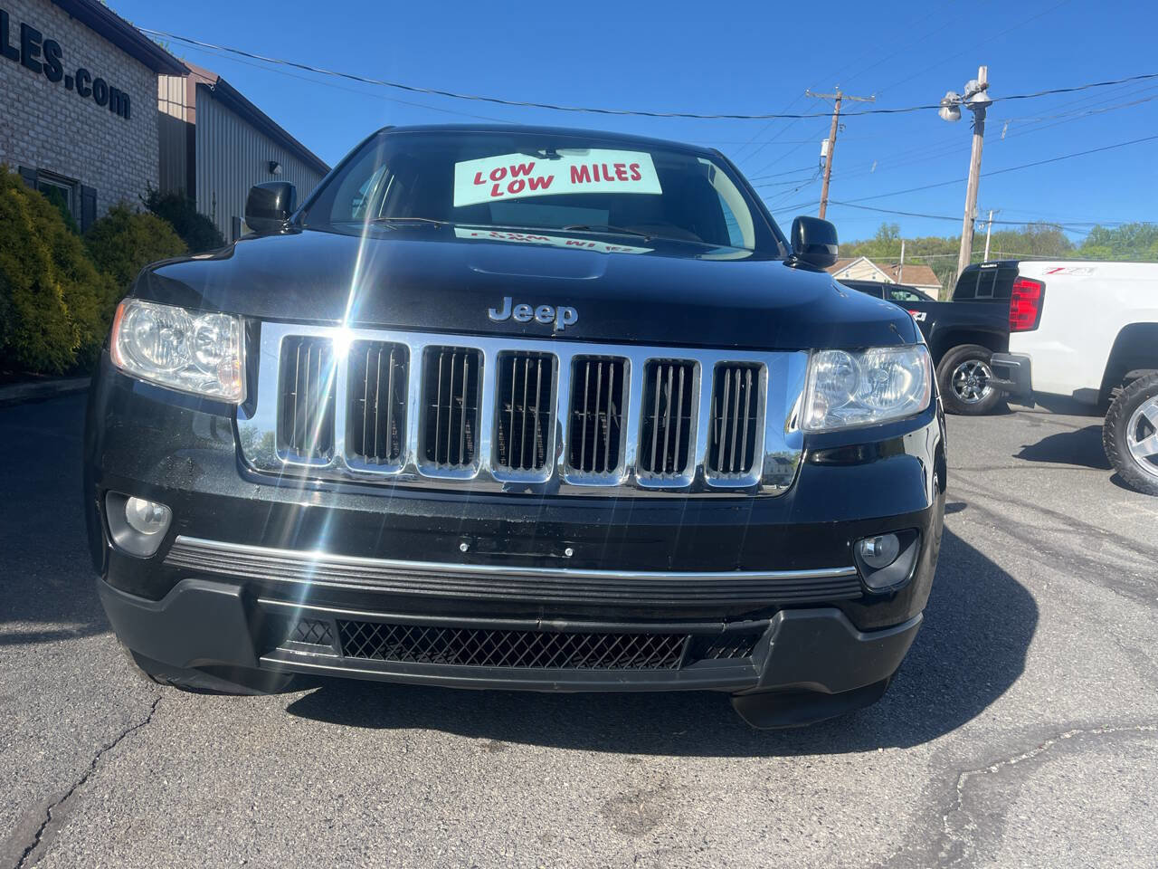 Used 2012 Jeep Grand Cherokee Laredo w/ Laredo E Group AWD/4WD image 3