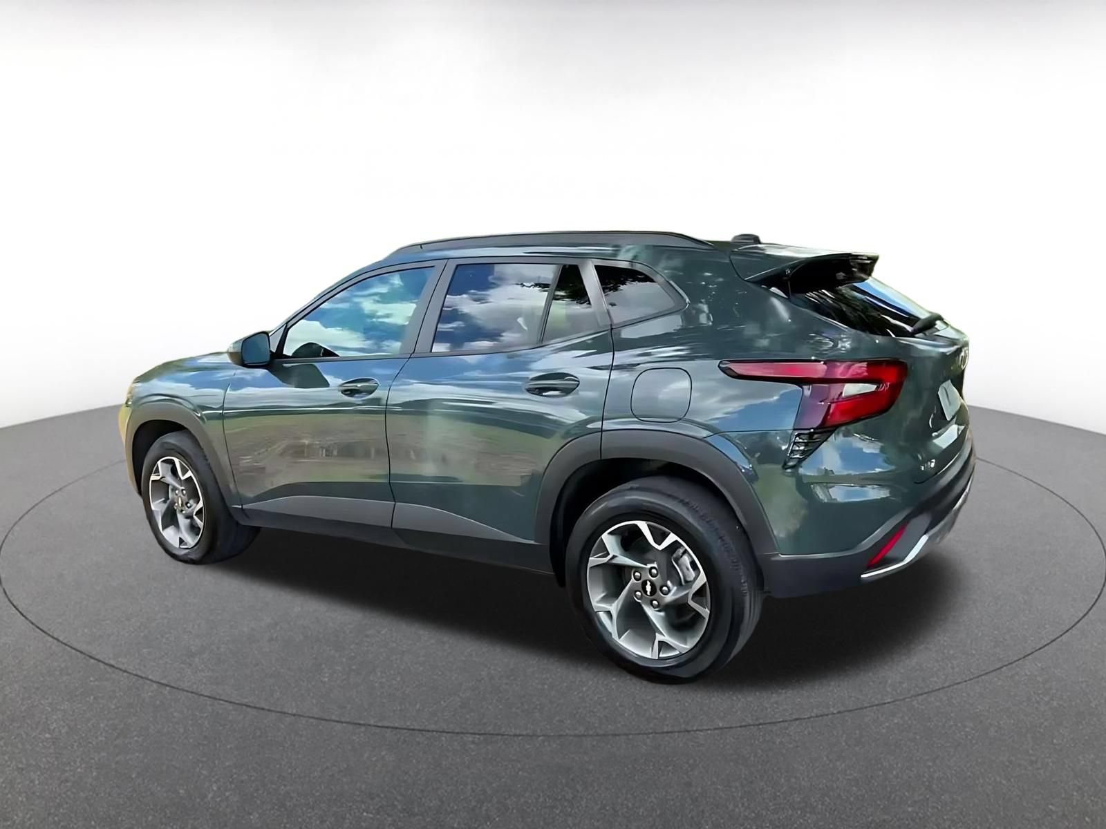 Used 2025 Chevrolet Trax LT w/ LT Convenience Package FWD image 9