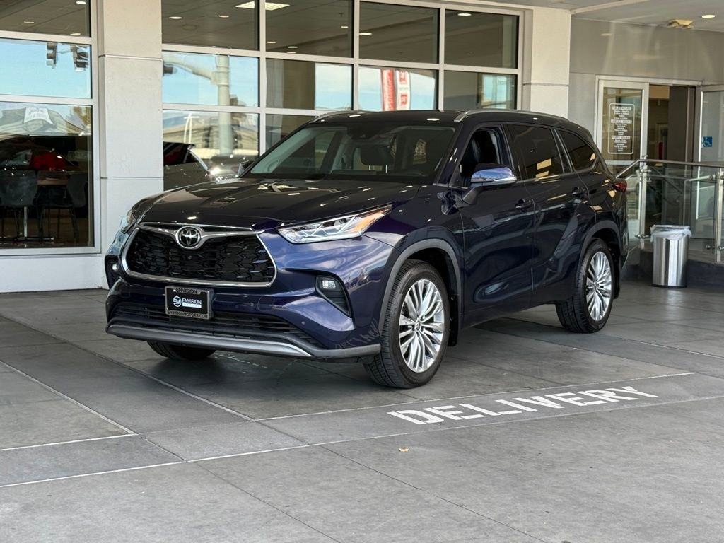 Used 2022 Toyota Highlander Platinum image 2