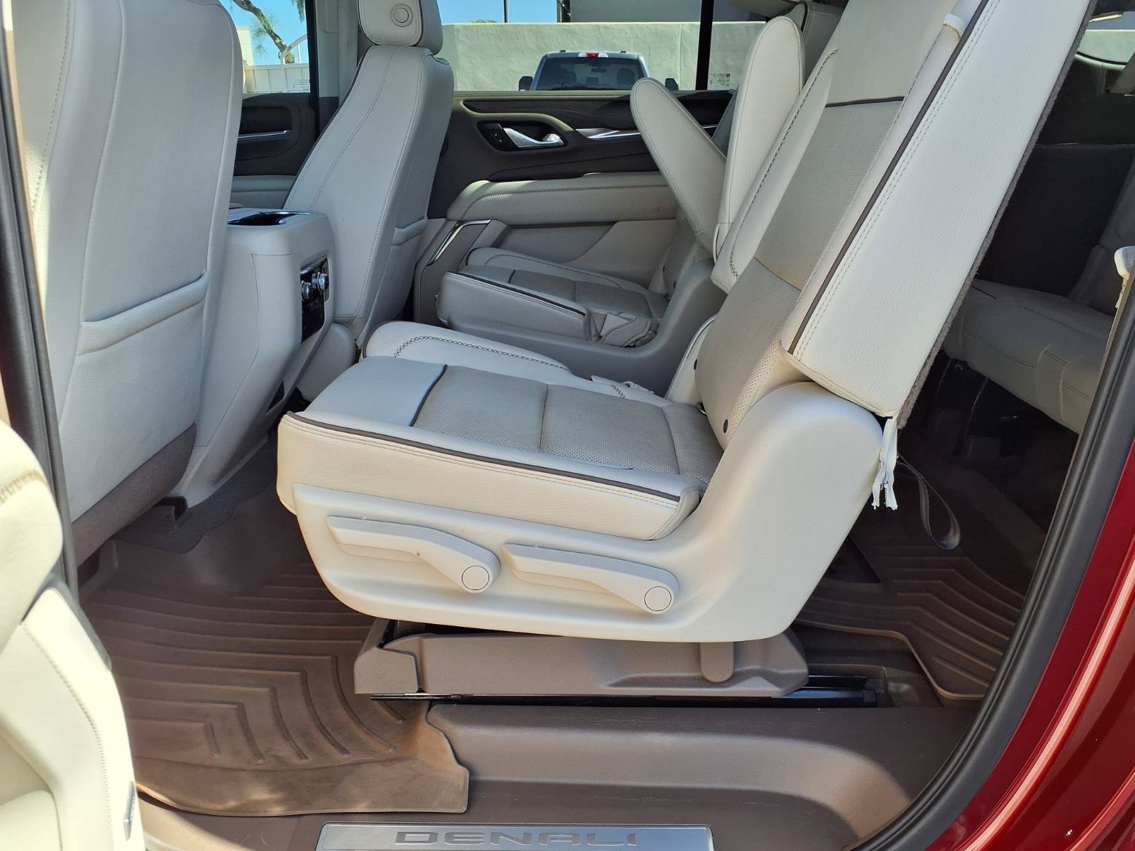 Used 2021 GMC Yukon XL Denali w/ Denali Premium Package AWD/4WD image 18