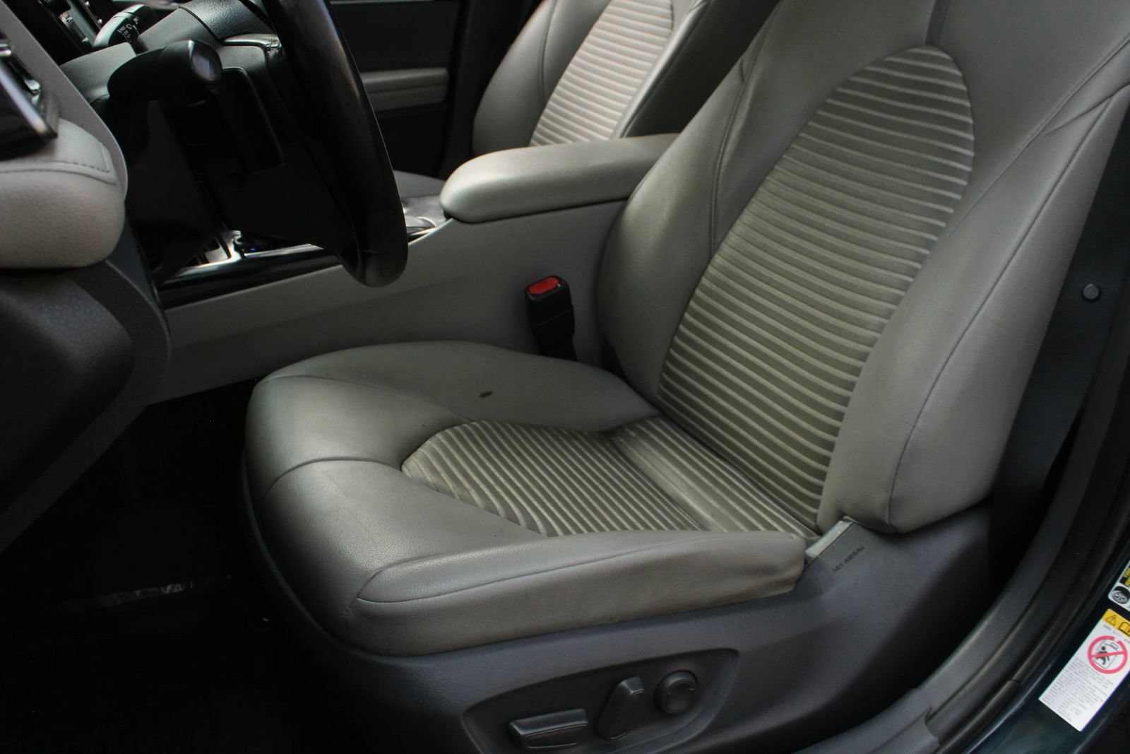 Used 2019 Toyota Camry SE FWD image 17