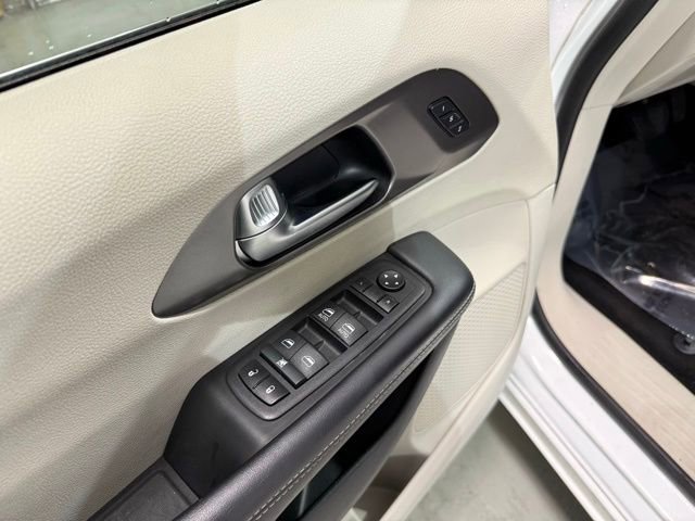 Used 2023 Chrysler Pacifica Touring-L image 12
