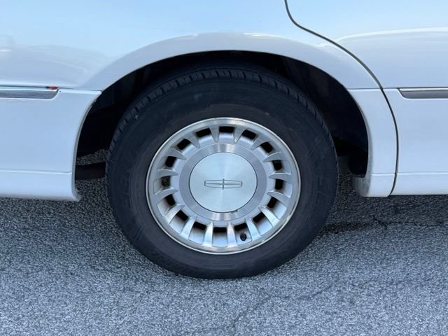 Used 2002 Lincoln Town Car Executive RWD image 7