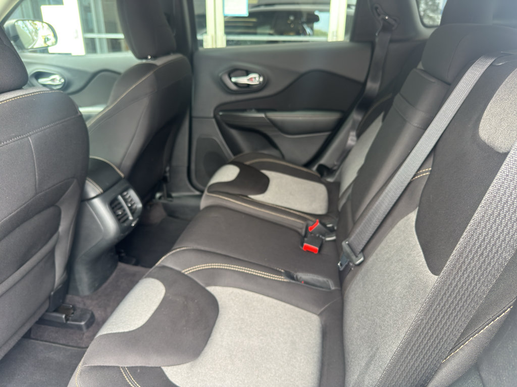 Used 2016 Jeep Cherokee Sport AWD/4WD image 8