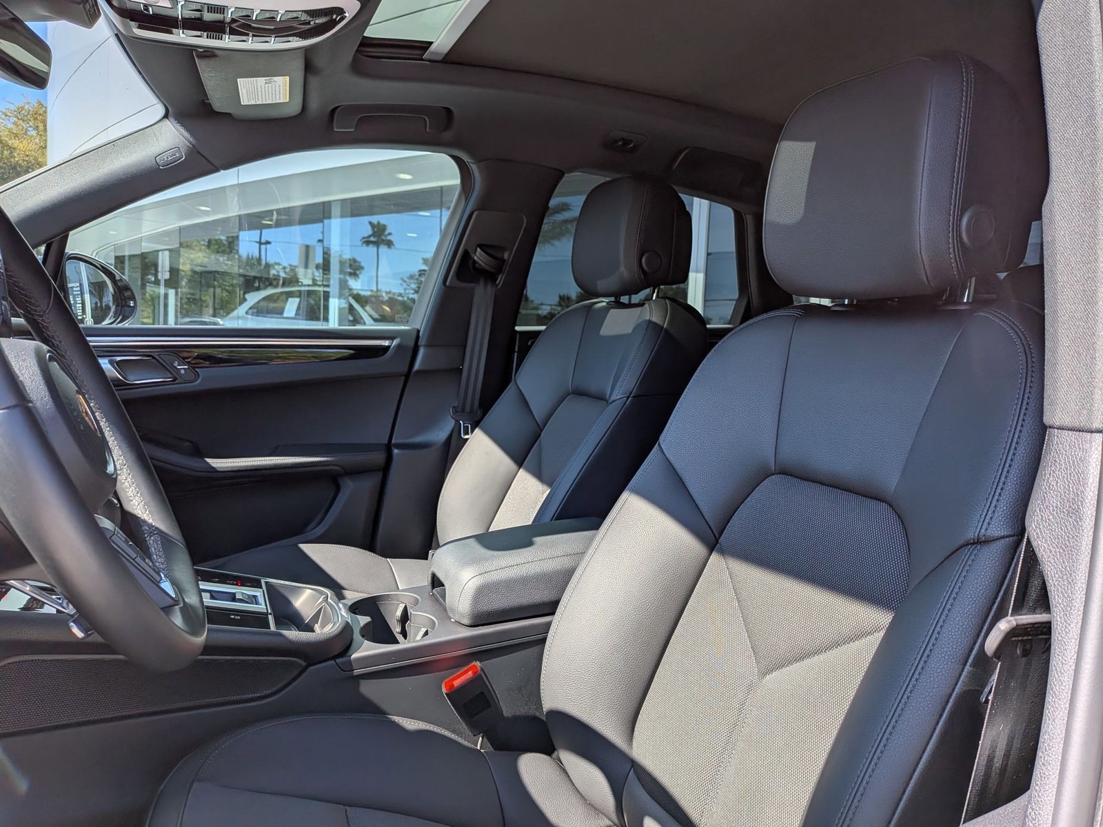 Certified 2023 Porsche Macan AWD/4WD image 5