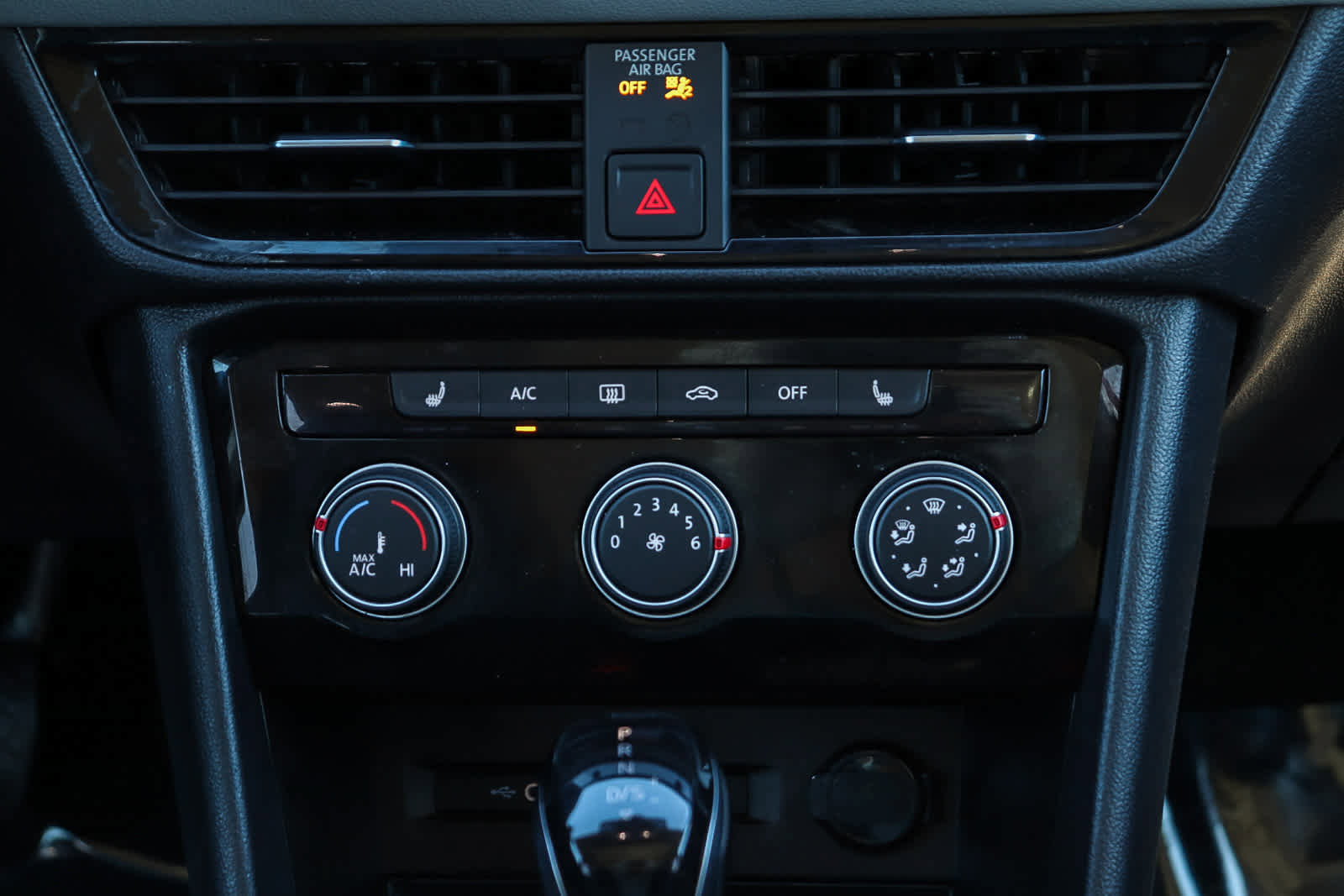 Used 2023 Volkswagen Taos SE w/ Panoramic Sunroof Package image 14