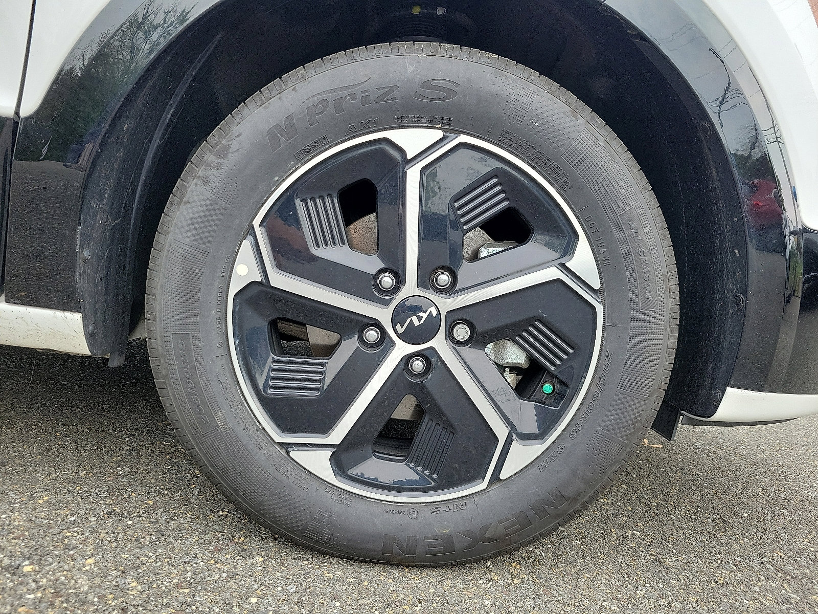 Used 2024 Kia Niro SX image 8