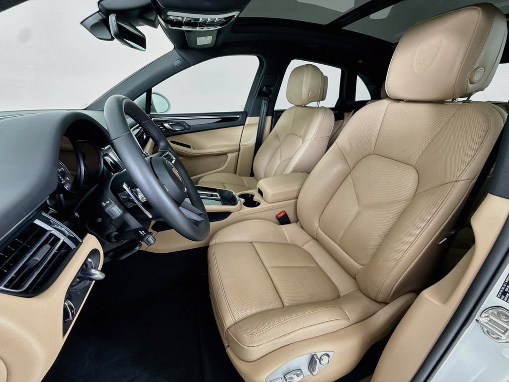Certified 2025 Porsche Macan AWD/4WD image 5
