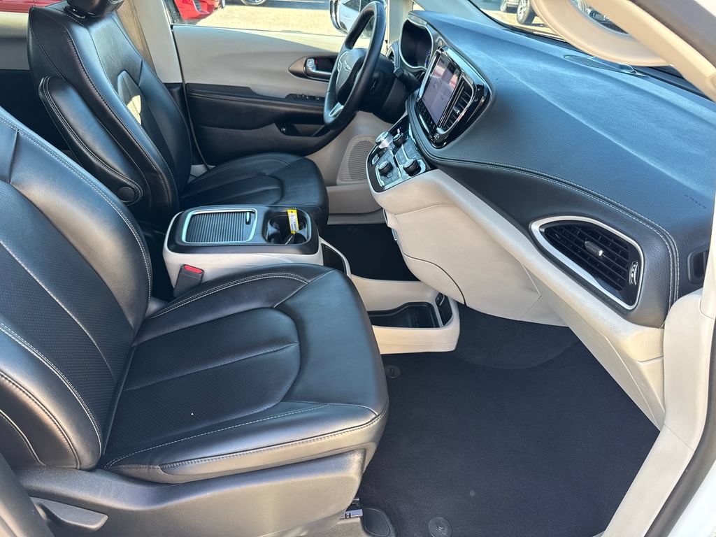 Used 2024 Chrysler Pacifica Limited FWD image 16
