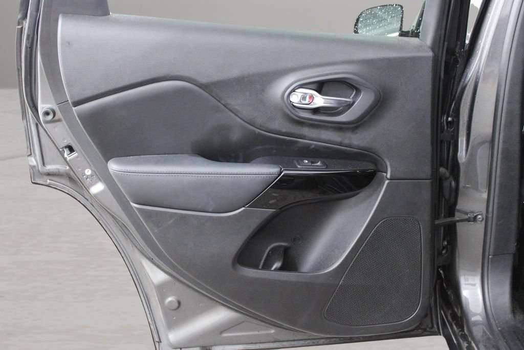 Used 2020 Jeep Cherokee Latitude Plus FWD image 24