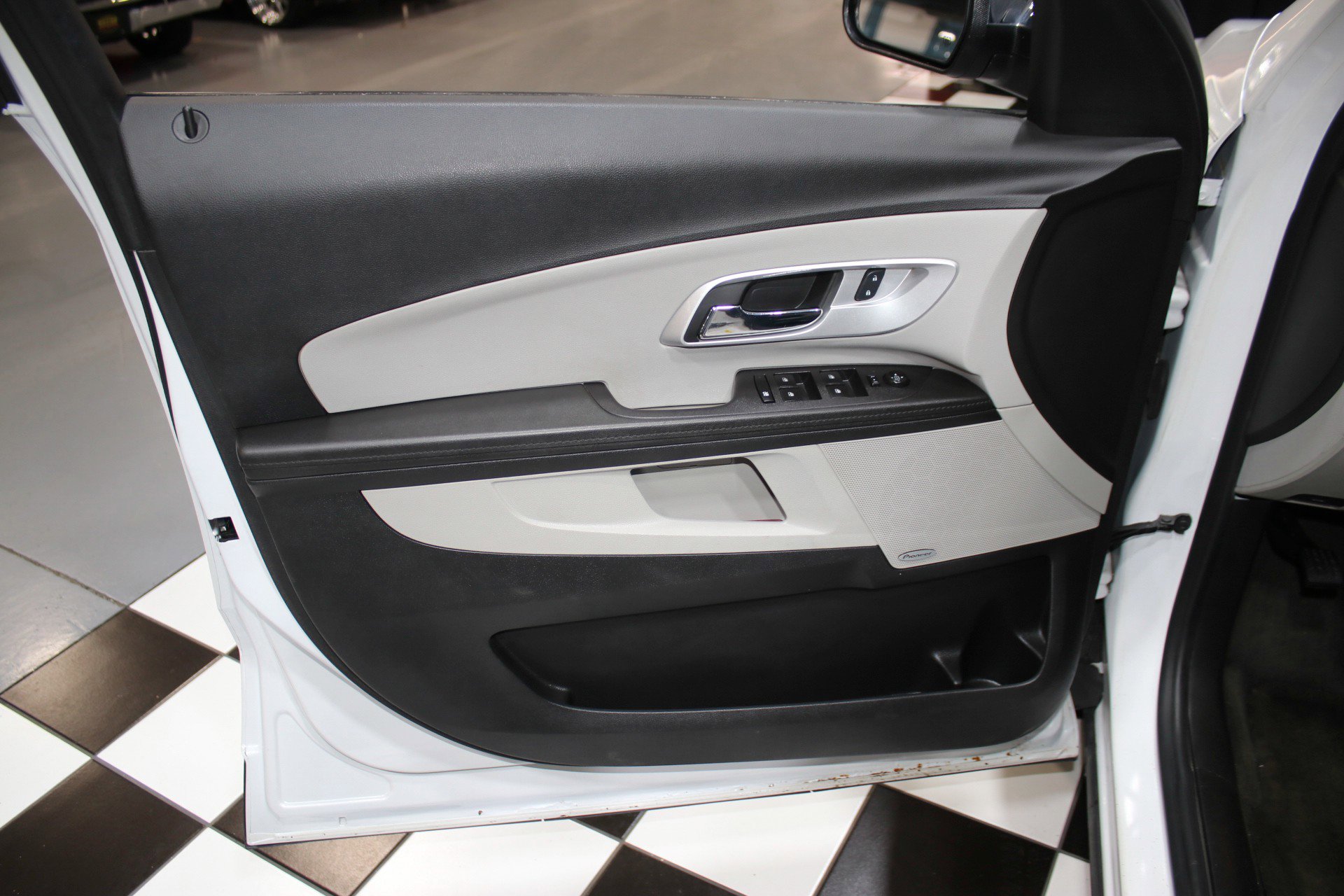 Used 2017 Chevrolet Equinox Premier w/ Enhanced Convenience Package FWD image 36