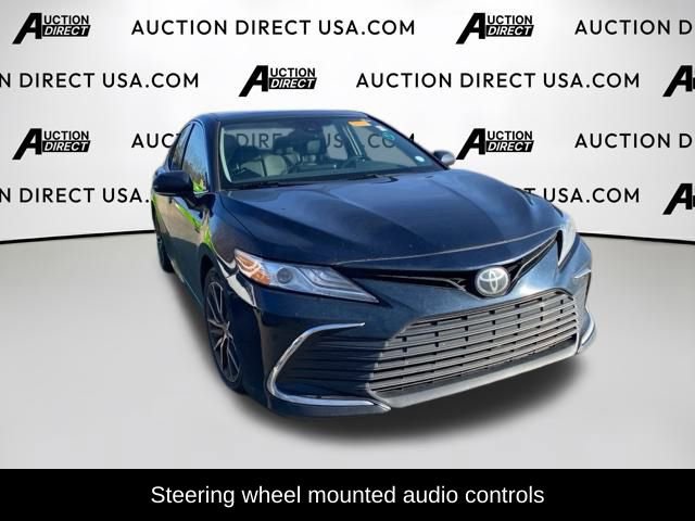 Used 2021 Toyota Camry XLE image 3