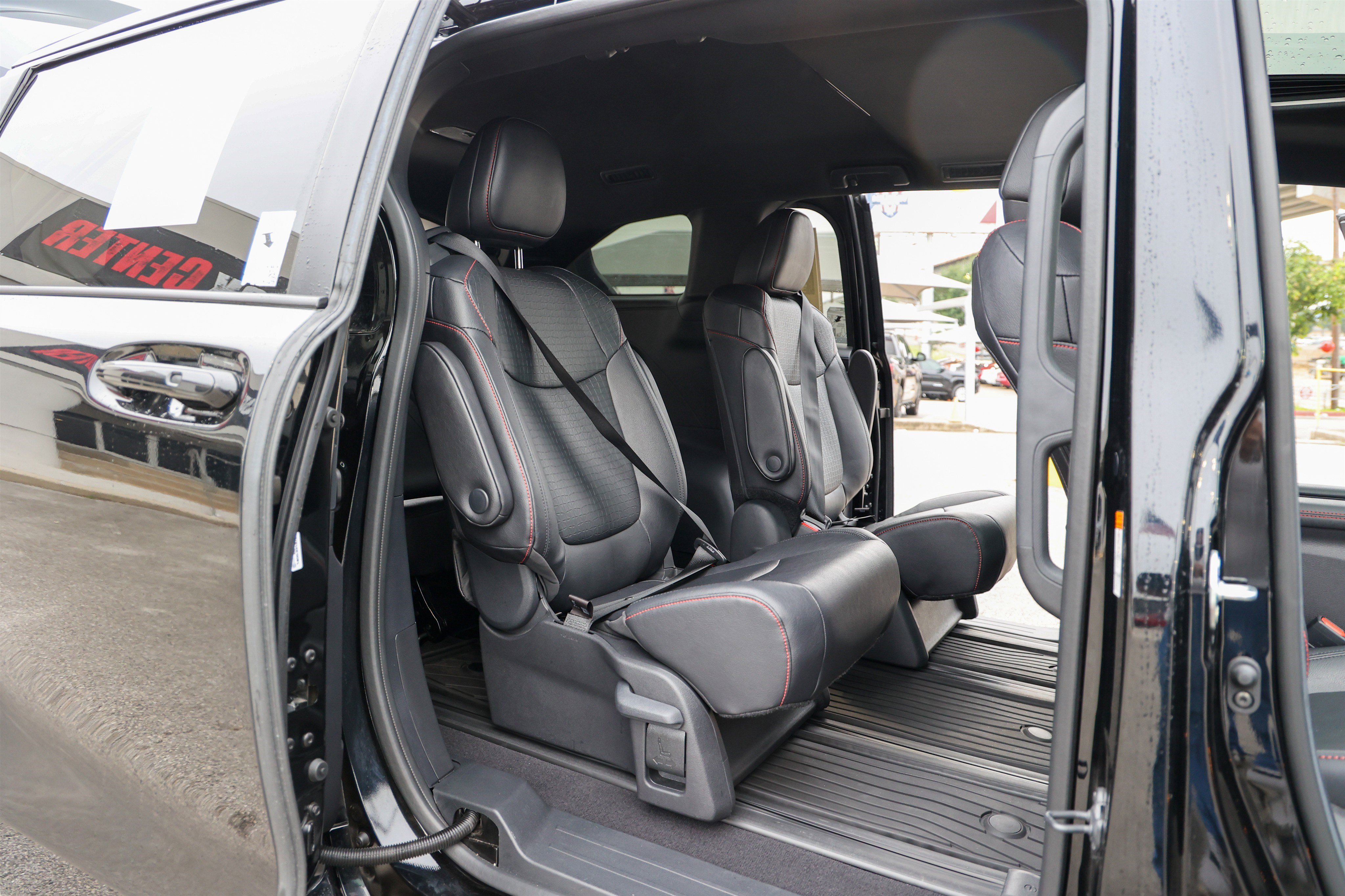 Used 2025 Toyota Sienna XSE w/ XSE Plus Package FWD image 39