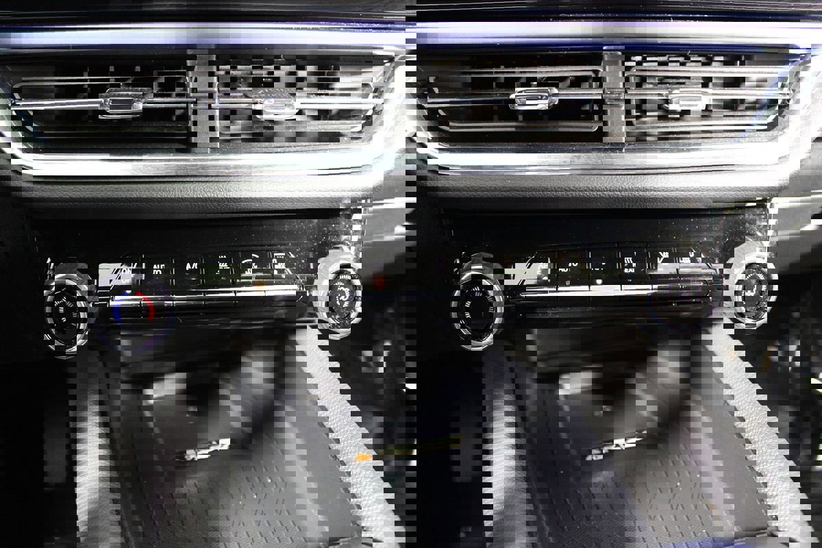 Used 2025 Chevrolet Equinox EV LT w/ Convenience Package image 21