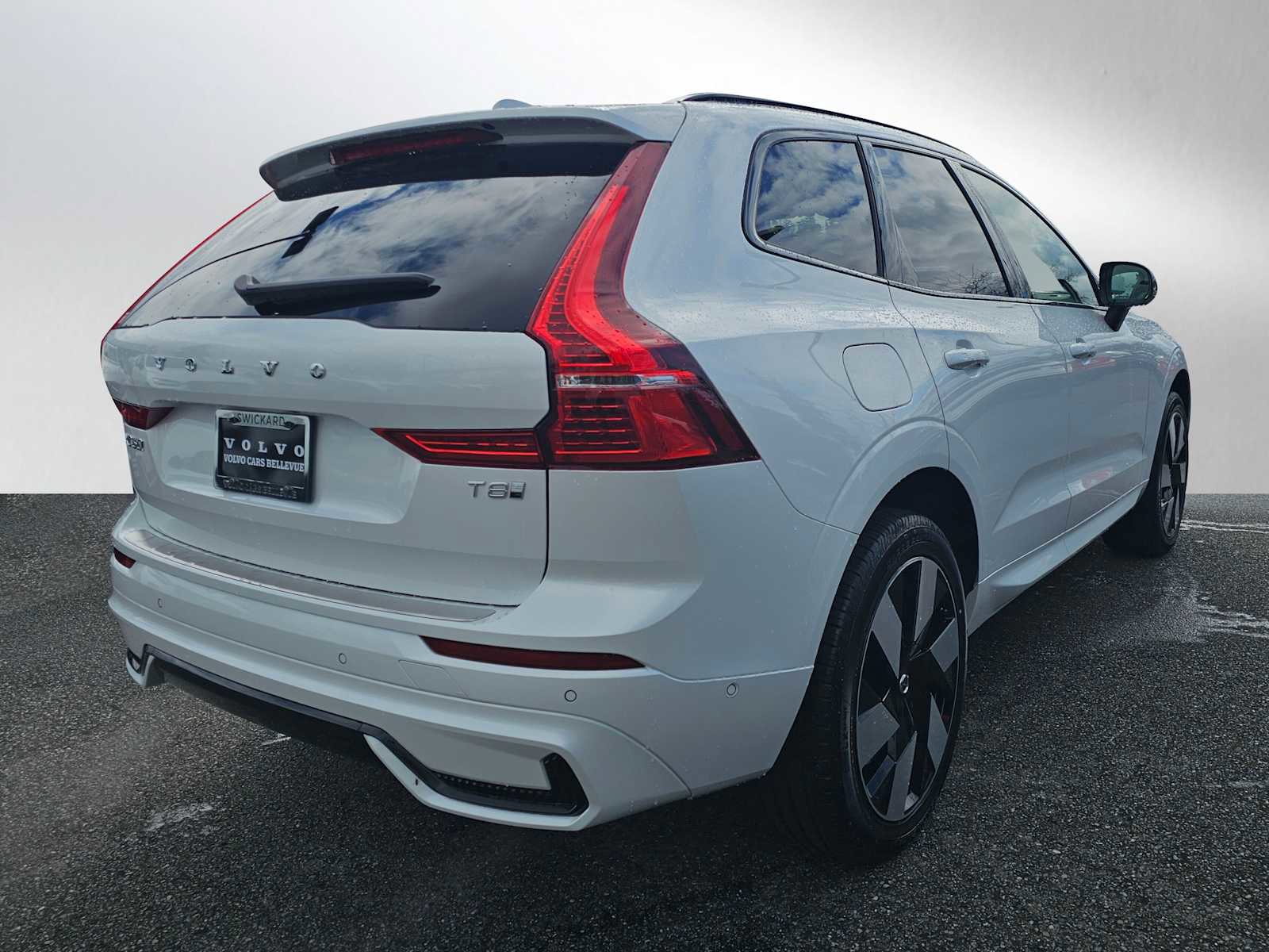Certified 2025 Volvo XC60 T8 Plus w/ Protection Package Premier image 3