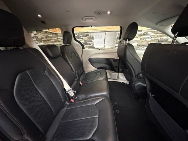 Used 2018 Chrysler Pacifica Touring-L FWD image 34