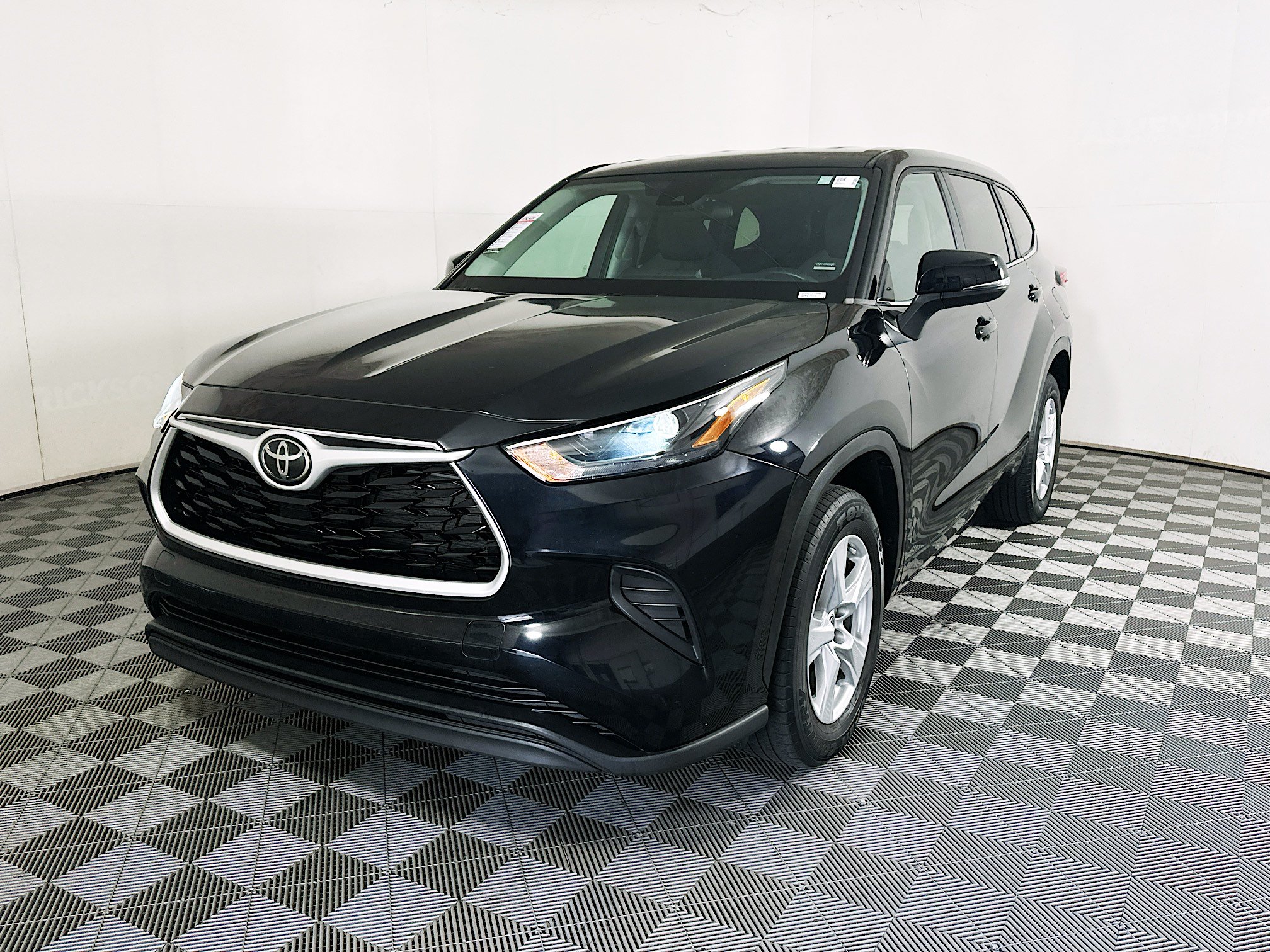Used 2023 Toyota Highlander L FWD image 7