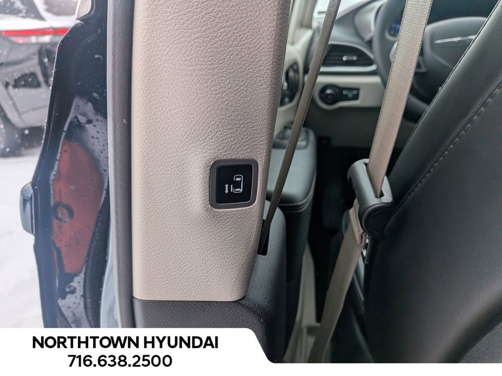 Used 2024 Chrysler Pacifica Touring-L image 34