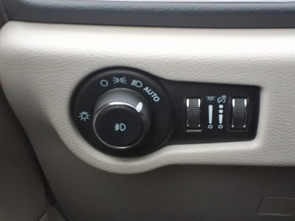 Used 2023 Chrysler Pacifica Touring-L image 20