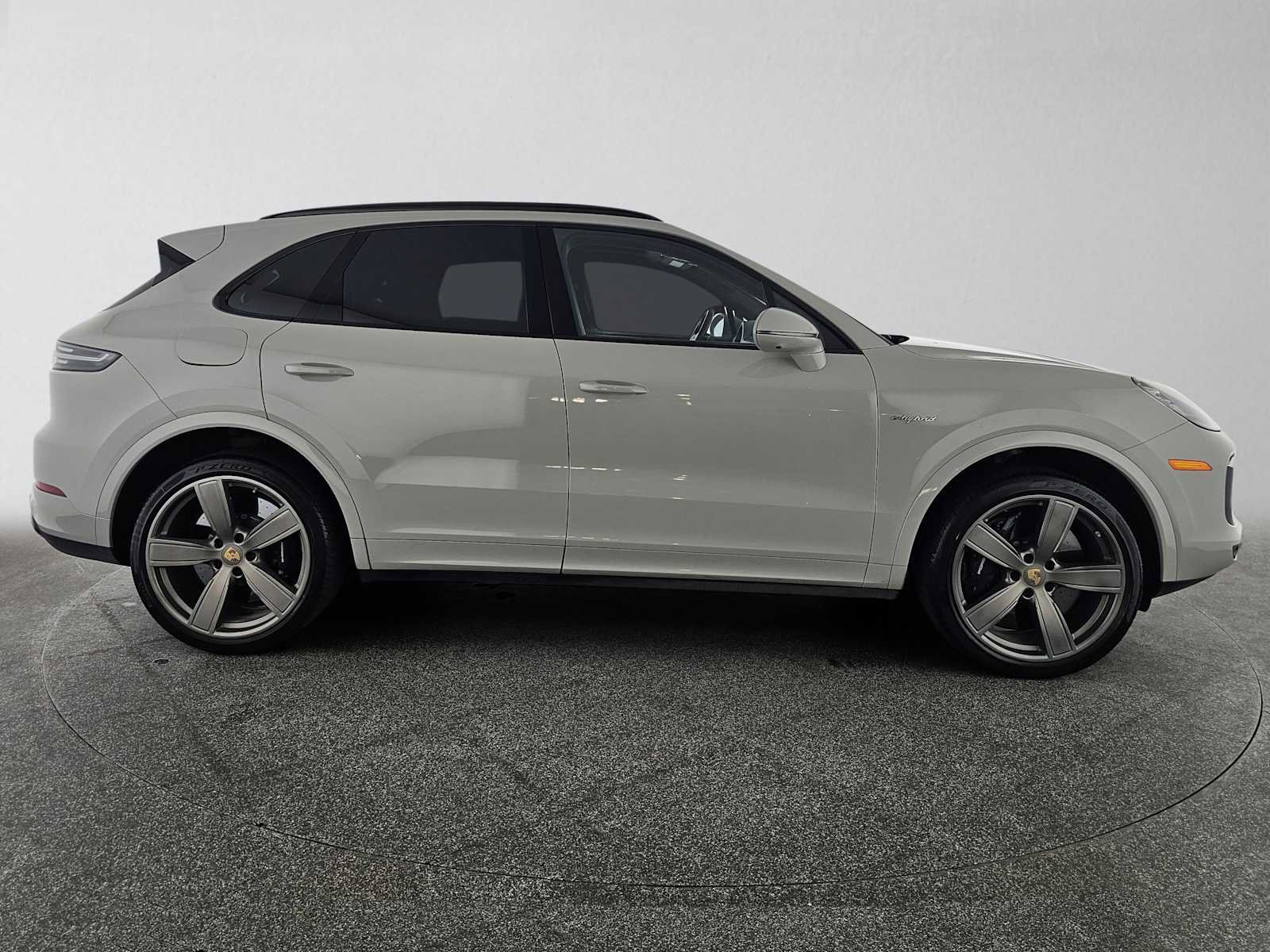 Used 2022 Porsche Cayenne Turbo S w/ Assistance Package AWD/4WD image 2