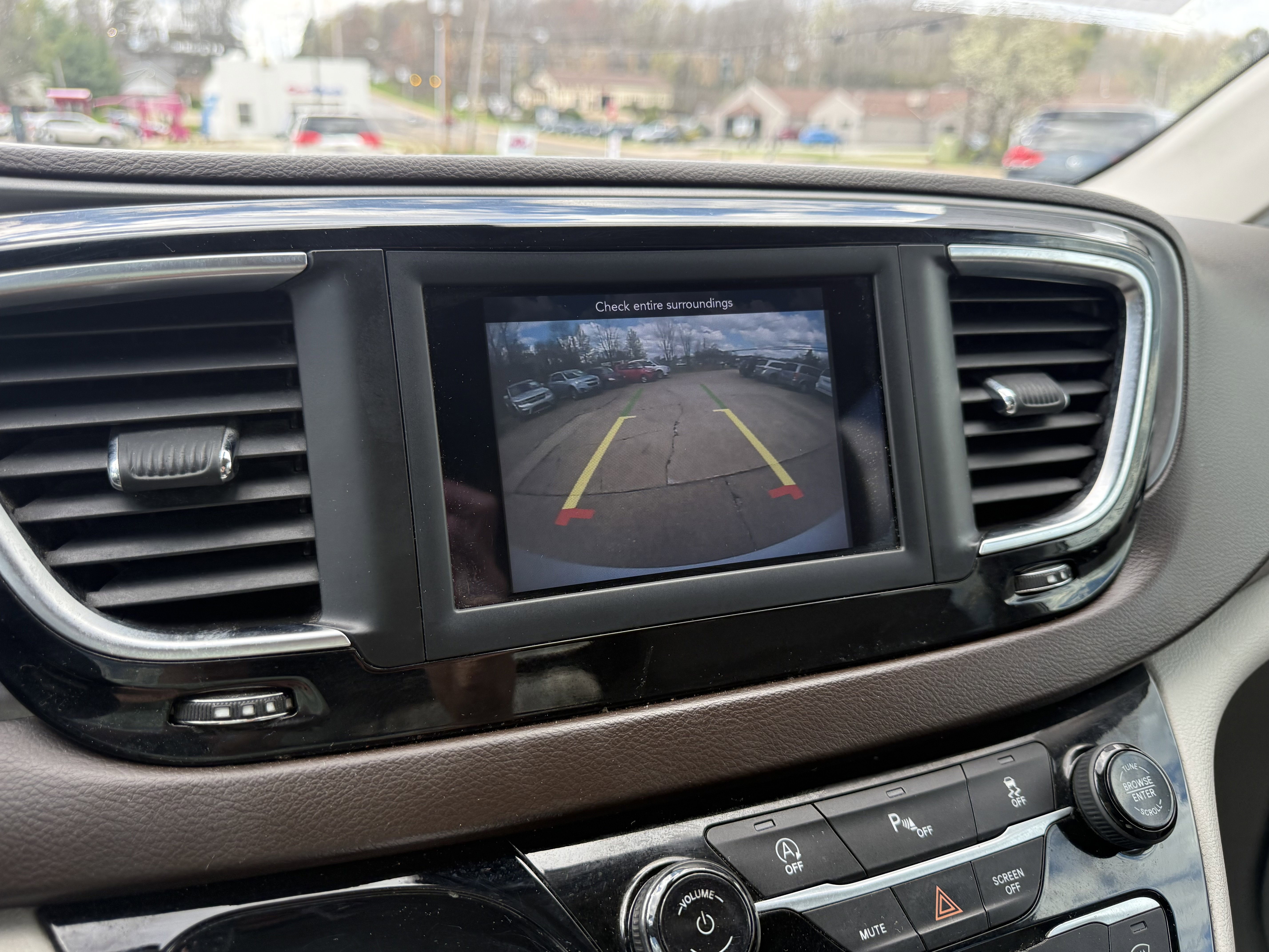 Used 2020 Chrysler Voyager L image 20