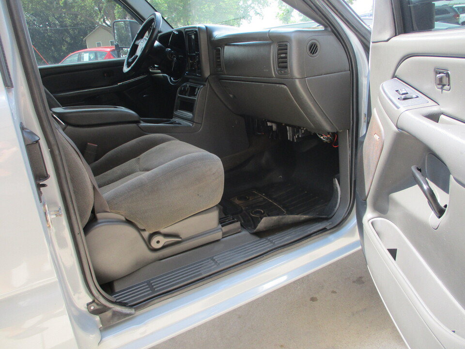 Used 2005 Chevrolet Silverado 2500 LS w/ Heavy-Duty Power Package AWD/4WD image 20