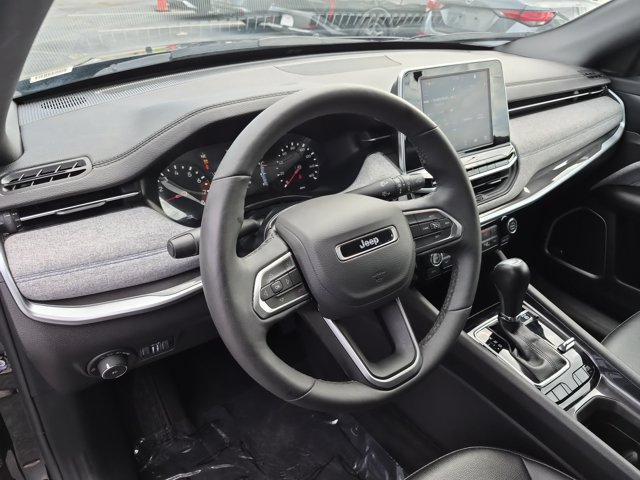 Used 2025 Jeep Compass Latitude w/ Sun & Sound Group AWD/4WD image 12