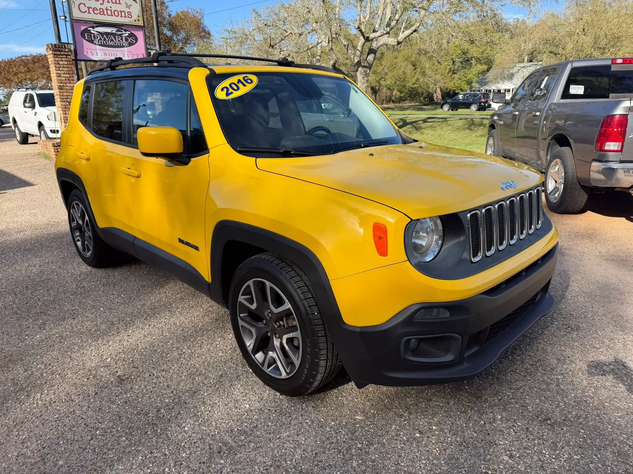 Used 2016 Jeep Renegade Latitude image 3