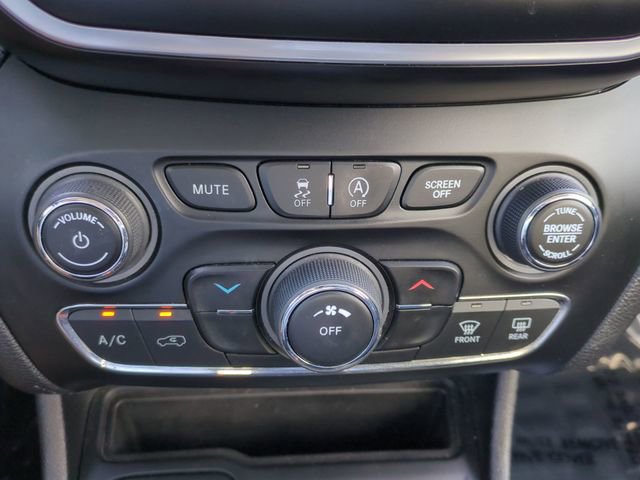 Used 2021 Jeep Cherokee Latitude FWD image 24