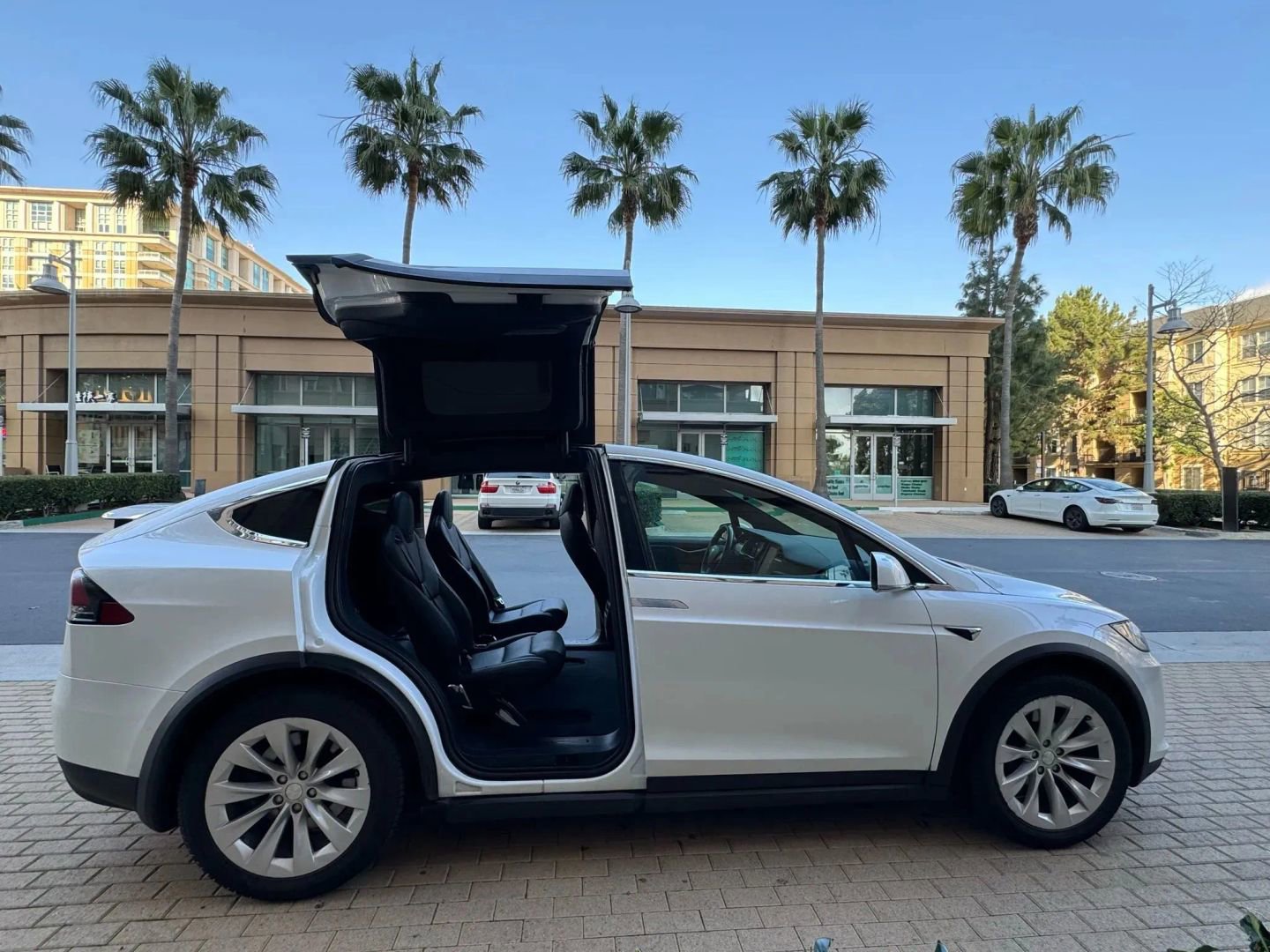 Used 2018 Tesla Model X 75D AWD/4WD image 6