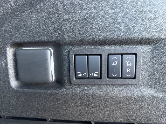 Used 2025 GMC Yukon Denali AWD/4WD image 30