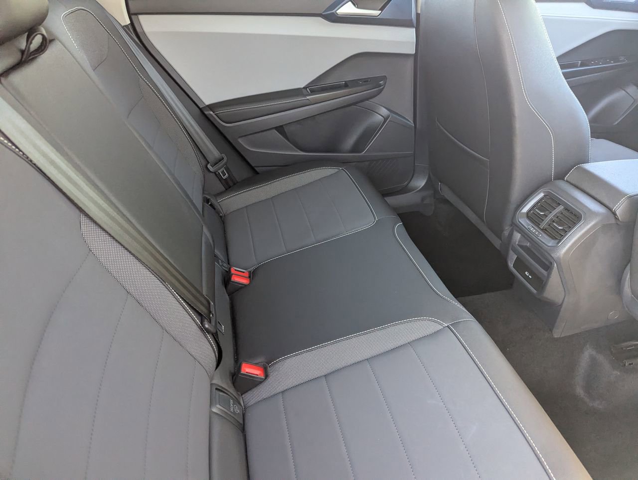 Used 2024 Volkswagen Taos SE w/ Panoramic Sunroof Package FWD image 15