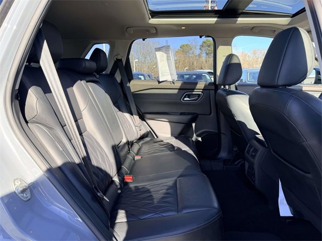 Used 2022 Nissan Rogue Platinum w/ Head-Up Display Package image 11