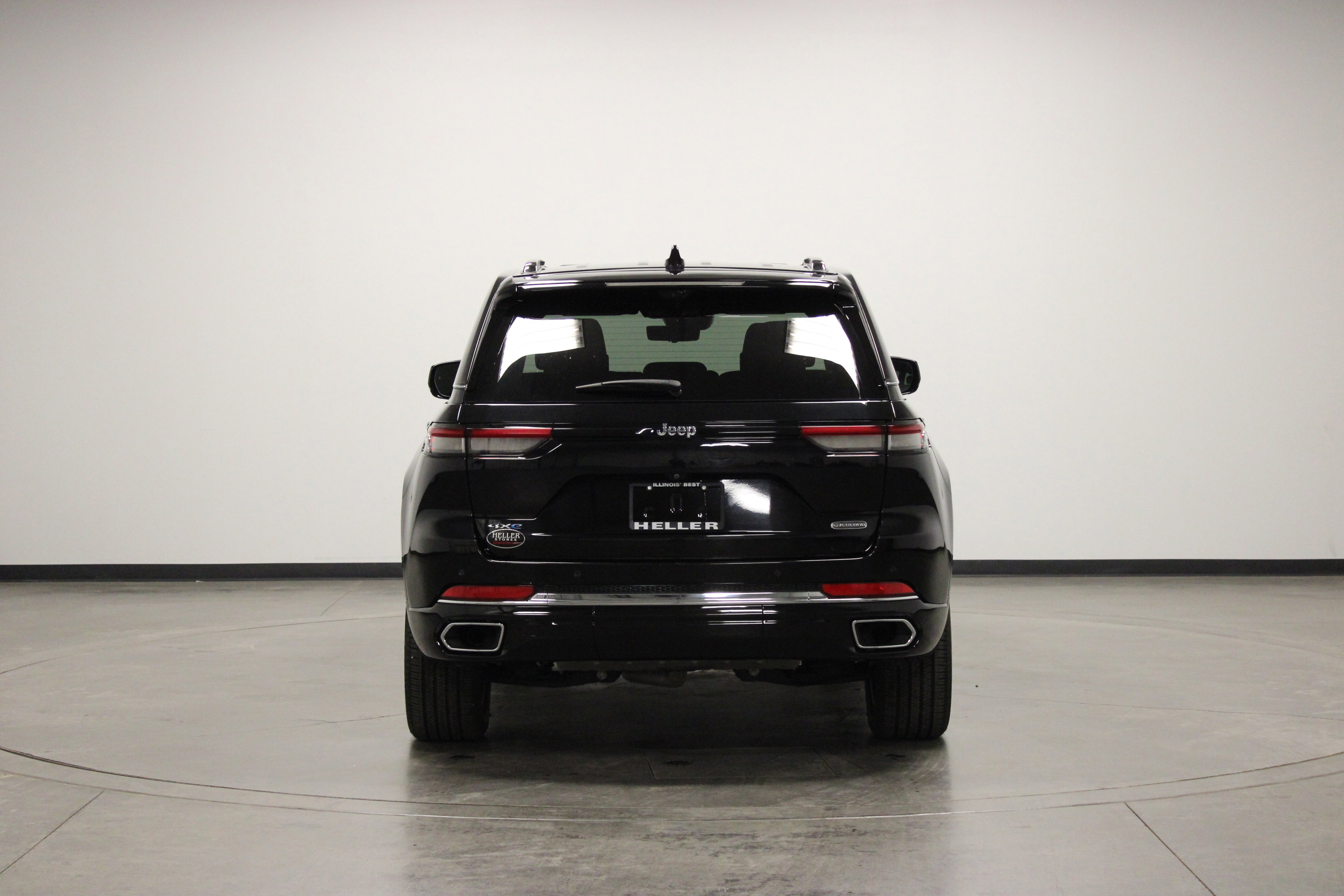 Used 2023 Jeep Grand Cherokee Overland w/ Advanced Protech Group III AWD/4WD image 7