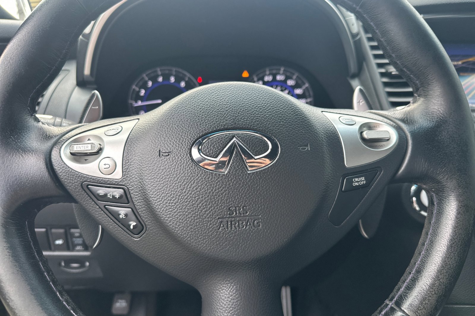 Used 2017 INFINITI QX70 AWD w/ Premium Package image 16