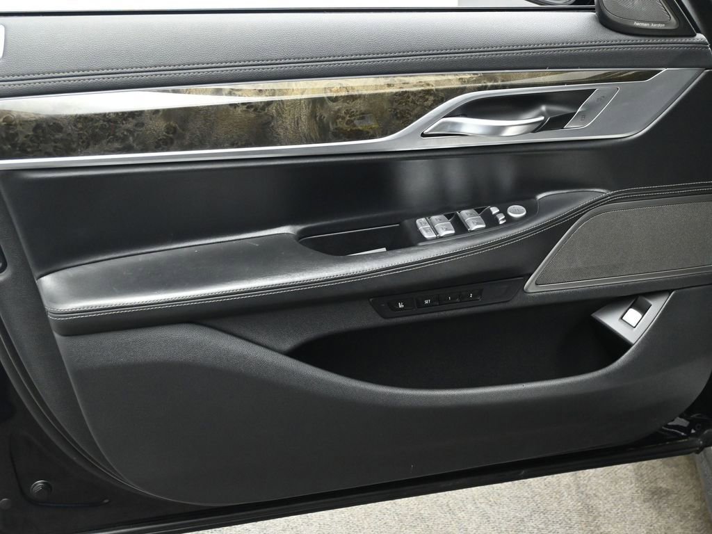 Used 2019 BMW 750i image 10