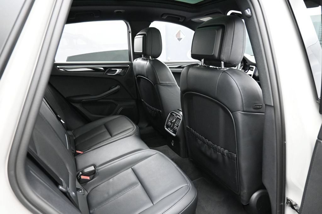 Certified 2023 Porsche Macan Turbo AWD/4WD image 27